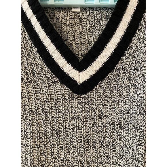 Full Tilt Sweaters - V-Neck Varsity Style Sweater Size Juniors Medium Marled Black White Schoolcore